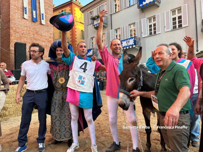 Palio degli asini 2023, la fotogallery  dei momenti più belli della corsa 24