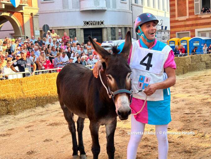 Palio degli asini 2023, la fotogallery  dei momenti più belli della corsa 14