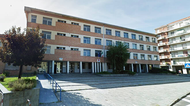 Studentessa si butta dalla finestra della scuola, è salva