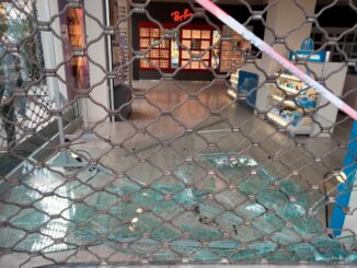 Auto sfonda la vetrina di un negozio di ottica ad Alba 2