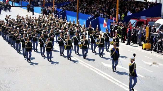 La banda musicale della Guardia di Finanza si esibisce al teatro sociale