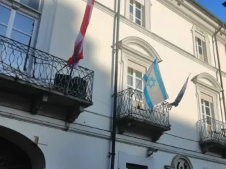 L'associazione Italia-Israele dona al sindaco di Asti una bandiera da esporre al