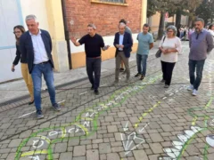 Un cortile tutto decorato dall