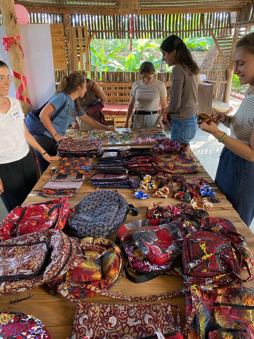 Chiara e Anna aiutano le donne in Tanzania