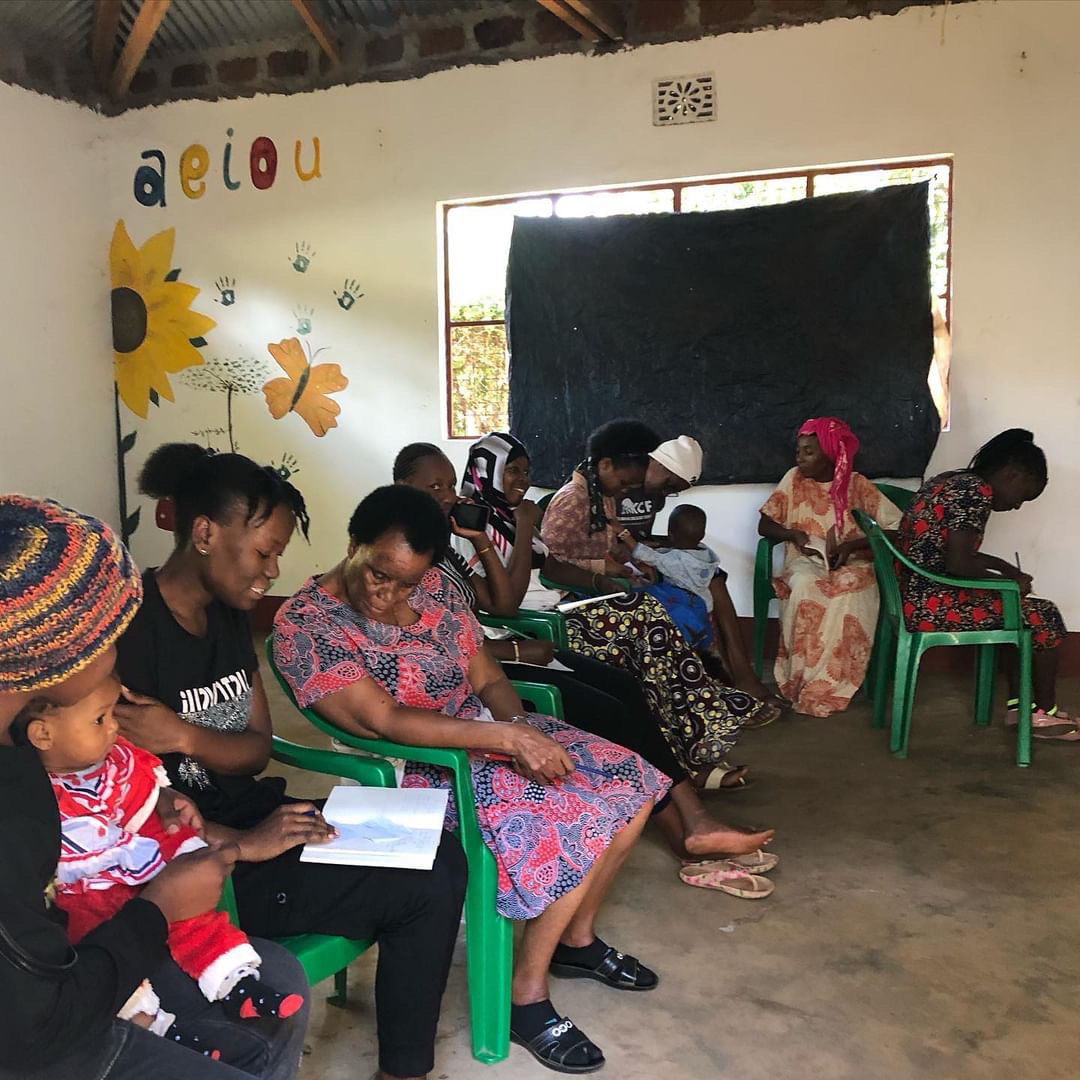 Chiara e Anna aiutano le donne in Tanzania 1