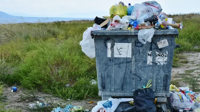 Sette grossi sacchi di rifiuti raccolti ad Asti dai volontari di Puliamo il mondo