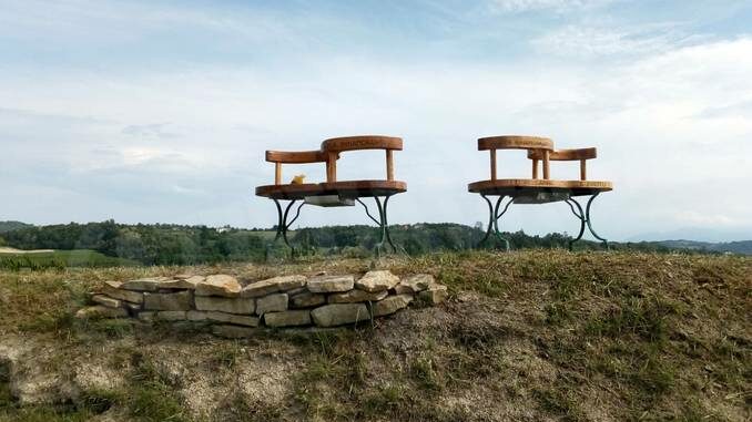 La cittadinanza onoraria di Somano all'autore delle panchine in legno