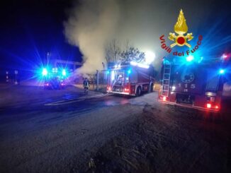 Incidente e incendio hanno impegnato nella notte diverse squadre dei Vigili del fuoco