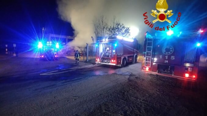 Incidente e incendio hanno impegnato nella notte diverse squadre dei Vigili del fuoco