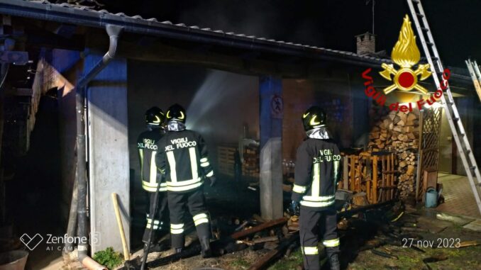 Boves, nella notte incendio a una legnaia in via Ferrovia
