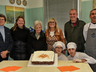 La maxi torta del Papa rallegra la mensa sociale di Asti