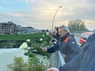 Ricordate le vittime dell’alluvione del 1994 ad Alba, con il lancio di nove rose bianche nel fiume Tanaro