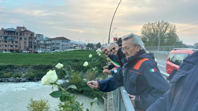 Ricordate le vittime dell’alluvione del 1994 ad Alba, con il lancio di nove rose bianche nel fiume Tanaro