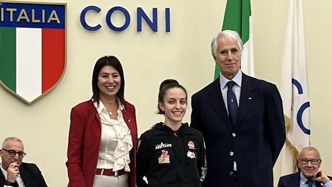 Francesca Carnevale, portacolori dell'Unvs Bra, premiata dal Coni