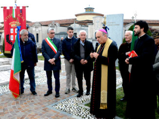 La corona di alloro nel Campo della memoria e la messa in cimitero