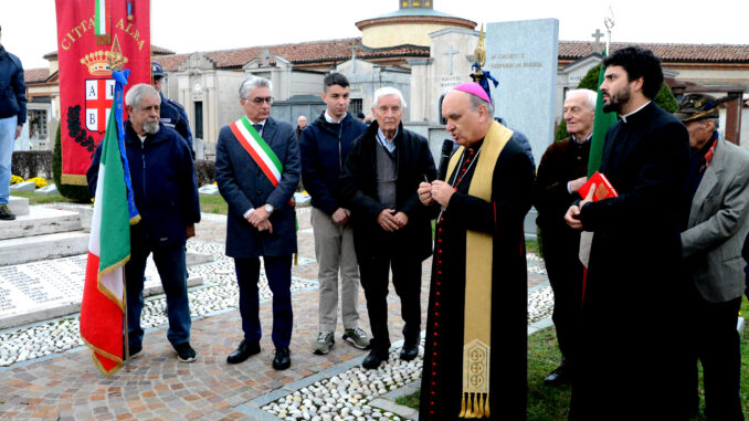 La corona di alloro nel Campo della memoria e la messa in cimitero