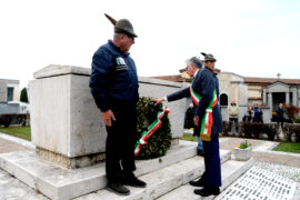 La corona di alloro nel Campo della memoria e la messa in cimitero 5