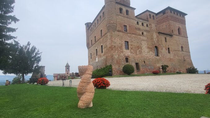 Nel Giardino del Castello di Grinzane Cavour ospita la mostra d'arte contemporanea "Divine Danze"