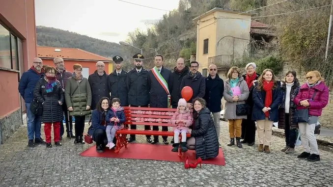 Inaugurata a Cortemilia la panchina rossa contro la violenza sulle donne 1