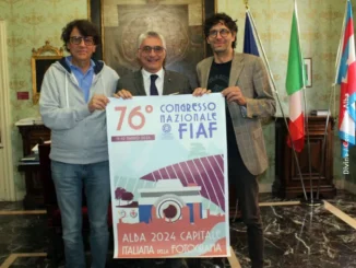 Congresso delle associazioni fotografiche: la prima locandina donata al sindaco di Alba