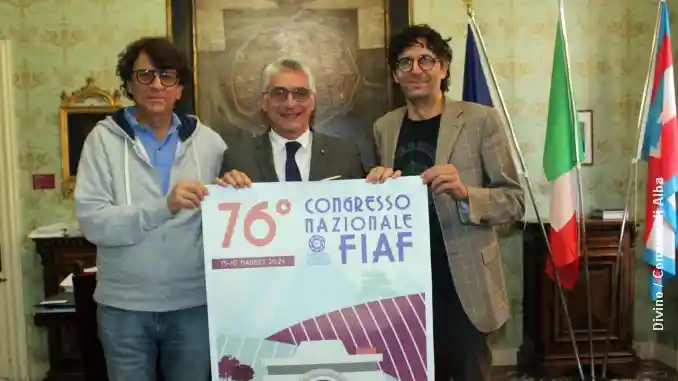 Congresso delle associazioni fotografiche: la prima locandina donata al sindaco di Alba