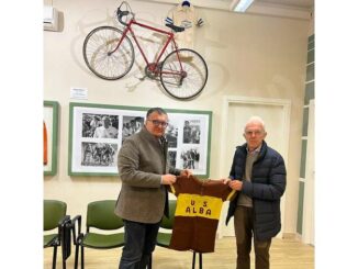 Il ciclista Matteo Cravero ha donato una maglia del 1958 alla sala dello sport