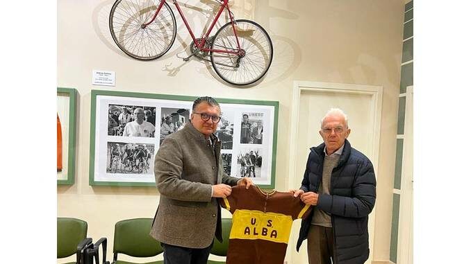 Il ciclista Matteo Cravero ha donato una maglia del 1958 alla sala dello sport