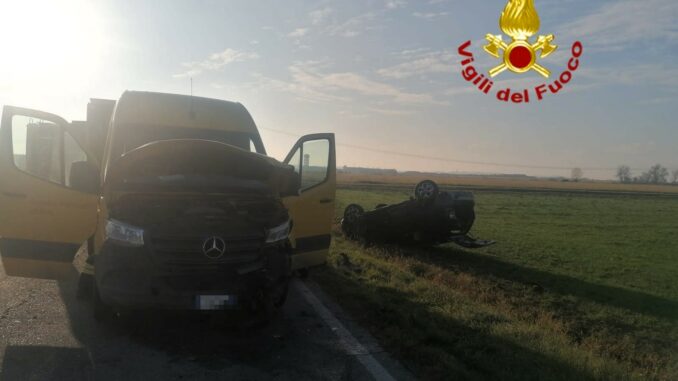 Scontro tra un'auto e un furgone sulla SP 242 tra Cherasco e Narzole