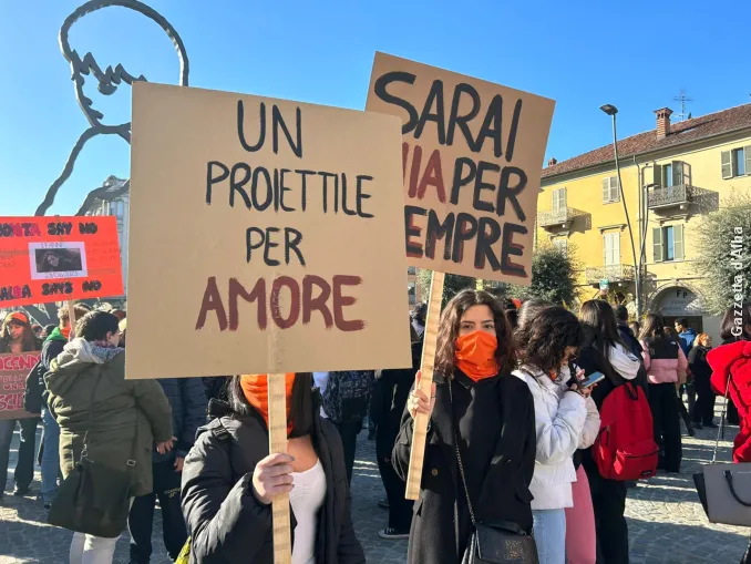 Alba dice no: manifestazione degli studenti e dello Zonta club contro la violenza sulle donne