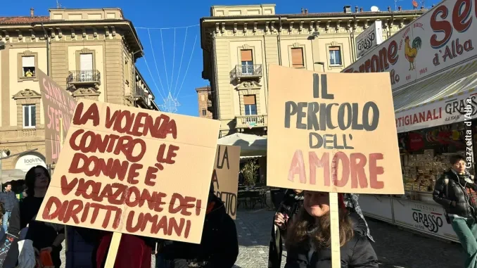 alba-manifestazione-studenti2 Alba dice no: manifestazione degli studenti e dello Zonta club contro la violenza sulle donne 1