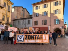 Alba dice no: manifestazione degli studenti e dello Zonta club contro la violenza sulle donne 7