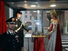Asti affida la città all’Arma: una vetrina in piazza San Secondo celebra il 4 novembre 2