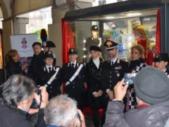 Asti affida la città all’Arma: una vetrina in piazza San Secondo celebra il 4 novembre 1