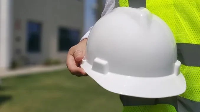 casco pettorina Gli ambiziosi obiettivi della nuova legge per il lavoro e la formazione