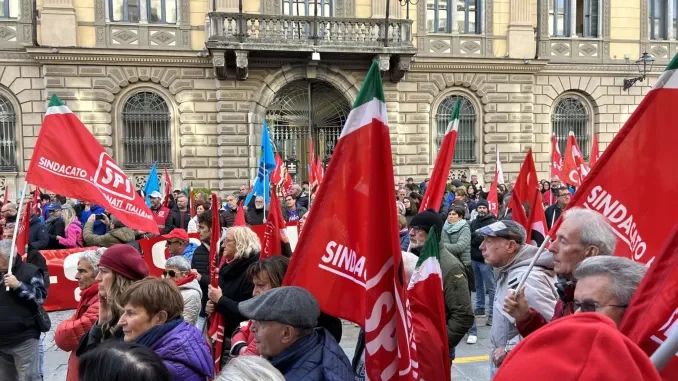 Sciopero: 350 persone in presidio davanti alla Prefettura di Cuneo 2