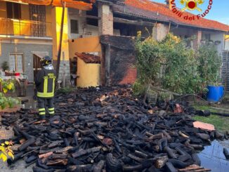 A Carrù una legnaia va a fuoco, intervengono