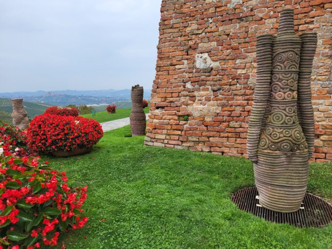 Nel Giardino del Castello di Grinzane Cavour ospita la mostra d'arte contemporanea "Divine Danze" 2