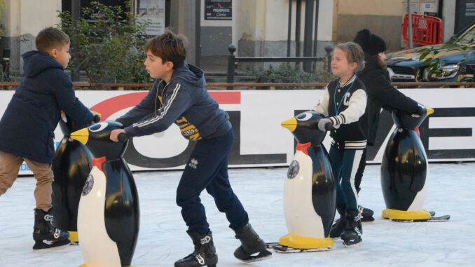 Aperta la pista di pattinaggio in piazza San Giovanni, non mancano polemiche (FOTOGALLERY) 1