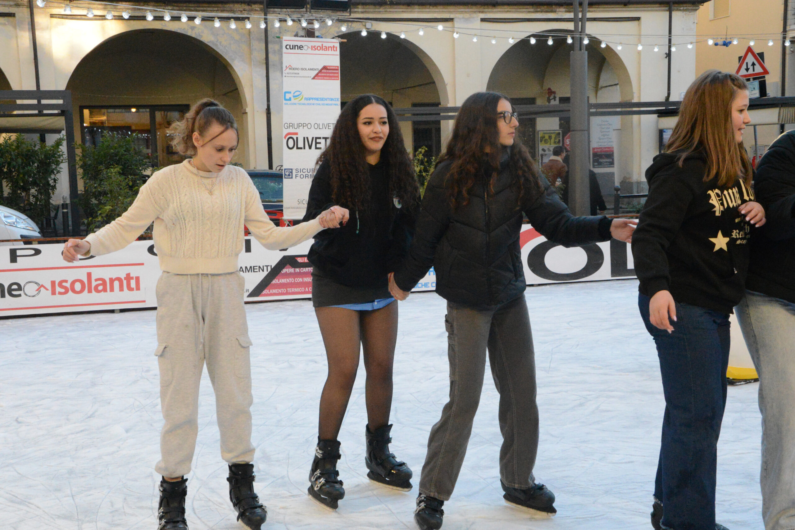 Aperta la pista di pattinaggio in piazza San Giovanni, non mancano polemiche (FOTOGALLERY) 3