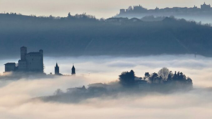 A Santo Stefano una camminata dal castello di Serralunga alla Casa colorata di Roddino