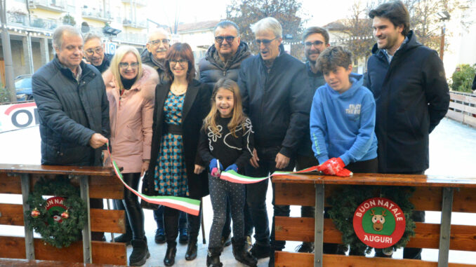 Aperta la pista di pattinaggio in piazza San Giovanni, non mancano polemiche (FOTOGALLERY)