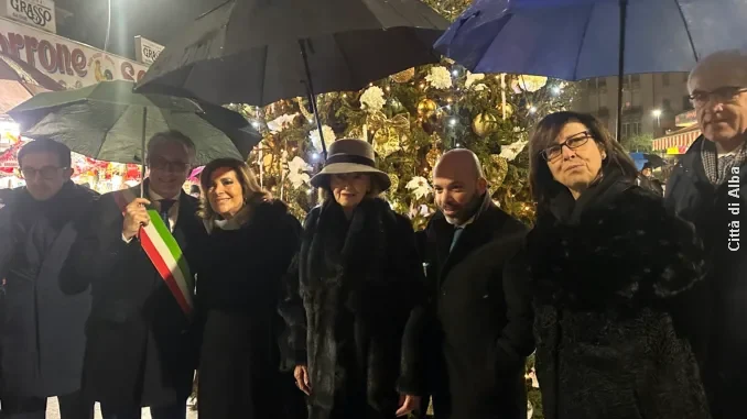 Acceso l'albero di Natale in piazza Ferrero, ospite d'onore la ministra Maria Elisabetta Alberti Casellati 2