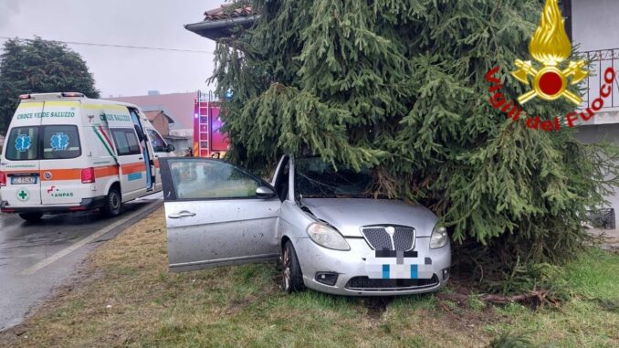 Auto esce di strada nel comune di Verzuolo