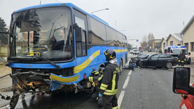 Incidente frontale tra un'auto e un pullman lungo la SP 457, tra Portacomaro Stazione e Castell'Alfero 1