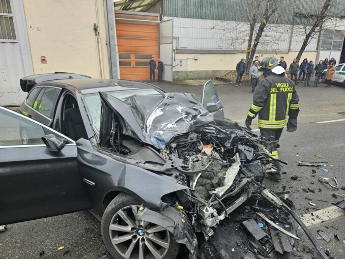 Incidente frontale tra un'auto e un pullman lungo la SP 457, tra Portacomaro Stazione e Castell'Alfero
