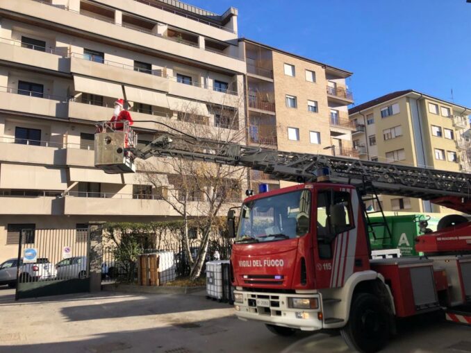 Babbo Natale arriva con l’autoscala dei Vigili del fuoco nel reparto pediatrico del Santa Croce e Carle di Cuneo 10