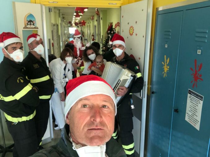 Babbo Natale arriva con l’autoscala dei Vigili del fuoco nel reparto pediatrico del Santa Croce e Carle di Cuneo 2