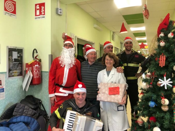 Babbo Natale arriva con l’autoscala dei Vigili del fuoco nel reparto pediatrico del Santa Croce e Carle di Cuneo 1