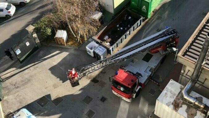 Babbo Natale arriva con l’autoscala dei Vigili del fuoco nel reparto pediatrico del Santa Croce e Carle di Cuneo 12