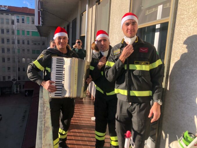 Babbo Natale arriva con l’autoscala dei Vigili del fuoco nel reparto pediatrico del Santa Croce e Carle di Cuneo 7